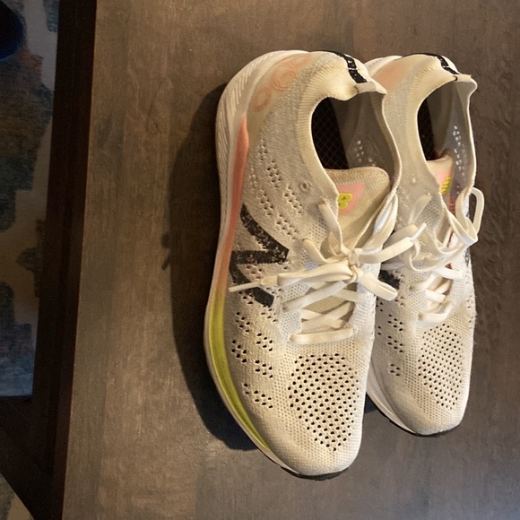 Women’s New Balance 89 degrees. Size 9. Used, good condition. - Picture 4 of 4